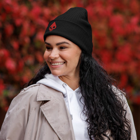 bio-gerippte-beanie-schwarz-front-65cf2b039a218.jpg rote pokerface Mütze